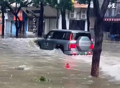 台风暴雨后 仰望U8司机驾车玩水致店铺受损：玻璃被击碎(图2)