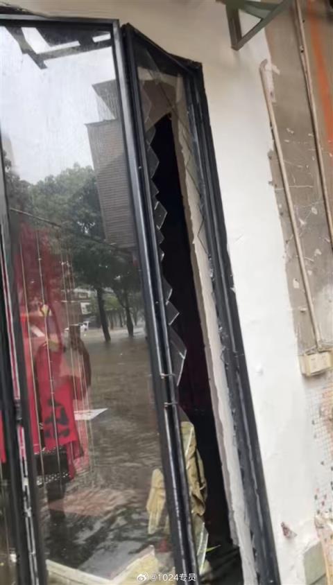 台风暴雨后 仰望U8司机驾车玩水致店铺受损：玻璃被击碎(图3)