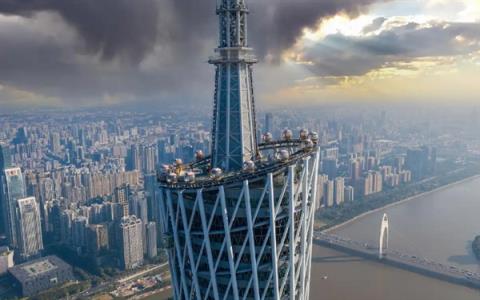 台风“桦加沙”来袭 广州塔1200吨“定塔神器”出现明显摆动(图1)