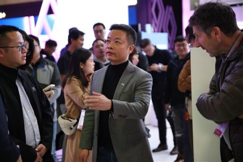 明年交付飞行汽车！何小鹏：未来人们会住在城市中心100公里以外 10分钟内到达(图1)