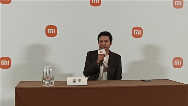 雷军称小米17系列跨代升级：很多地方超越苹果！挺惊讶改名引起的舆论