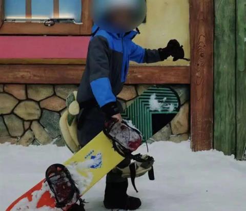 小伙学冲浪闪了腰致截瘫：确诊罕见病“冲浪者脊髓病”(图2)