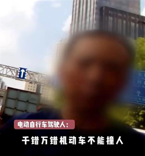 男子骑电动闯红灯被撞后怒吼：千错万错 机动车不能撞人 交警判罚后大快人心(图1)