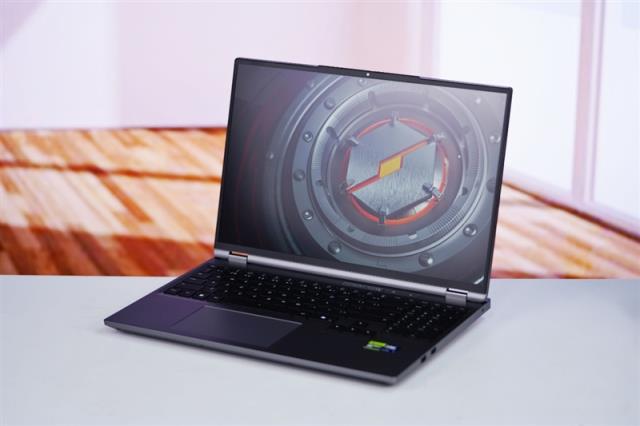 最高温度仅46度的长江存储PC450SSD！机械革命耀世16Ultra评测：超过200W的整机性能释放
