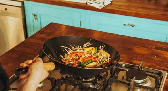 油烟为什么粘？厨房油污又黏又厚？