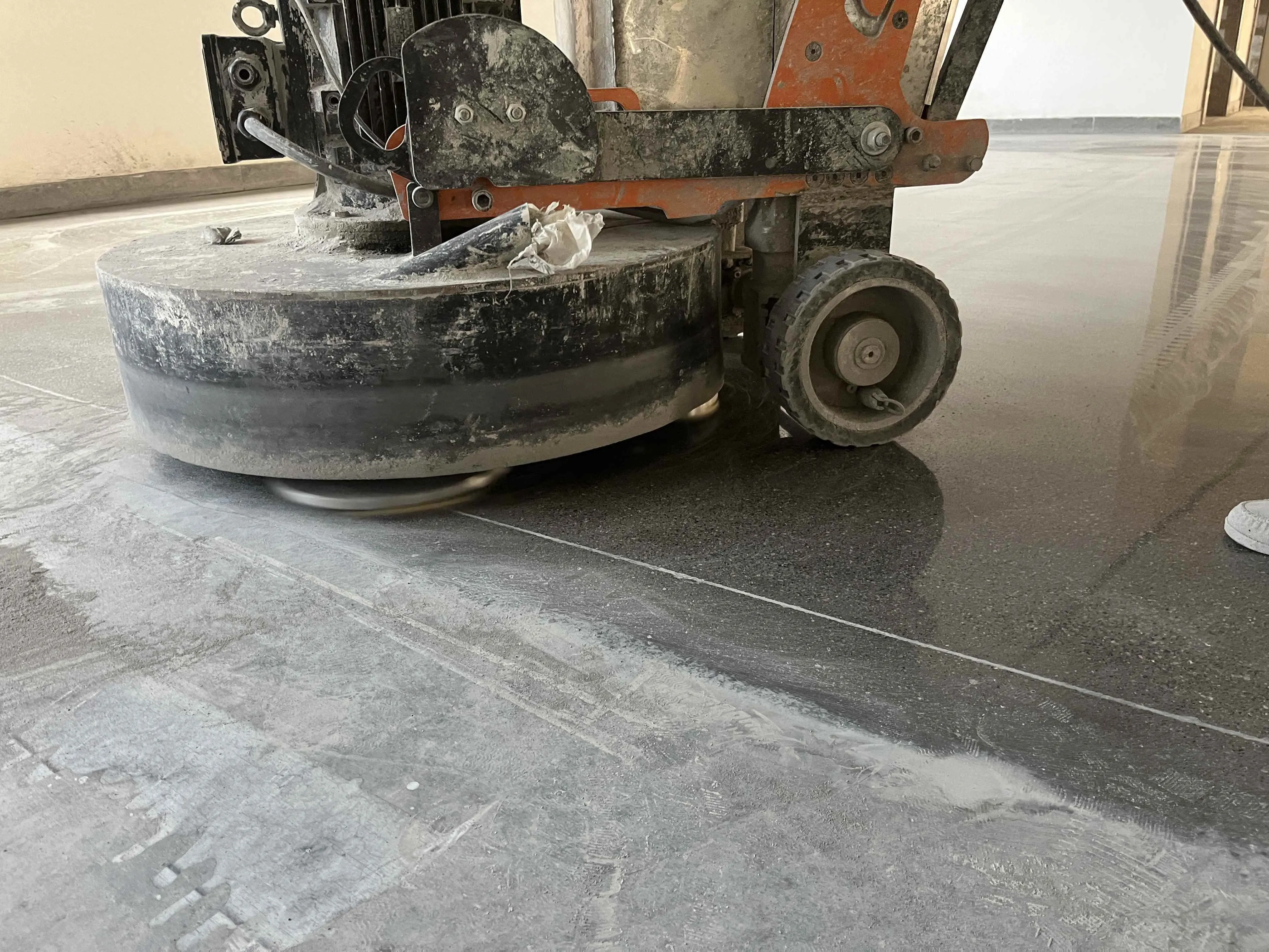 为什么混凝土地面会起灰起砂？