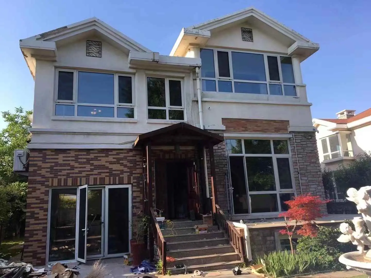 为什么窗外玻璃有水？门窗玻璃中有水汽不知道该怎么办？