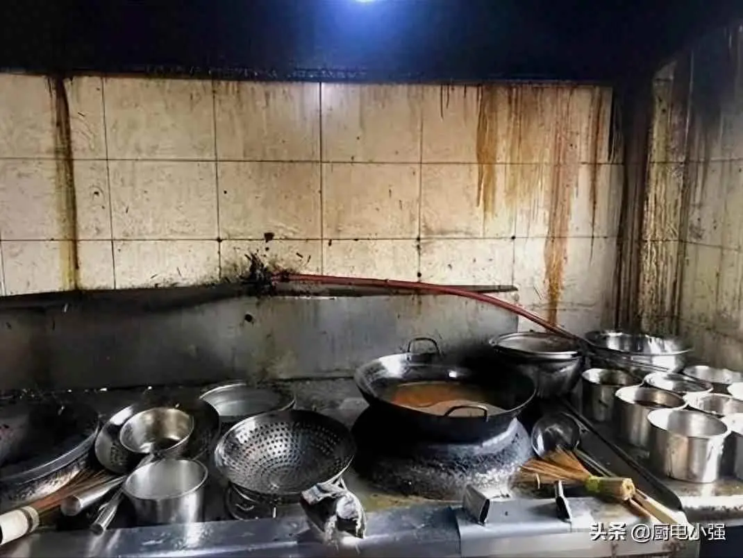 厨房为什么会油腻？厨房墙面、吊柜全是油腻怎么解决？