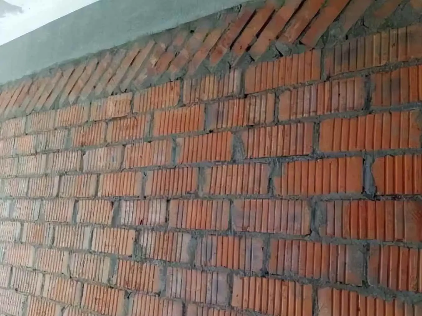 斜蹬砖为什么？为什么要斜砌墙体顶层的砖？