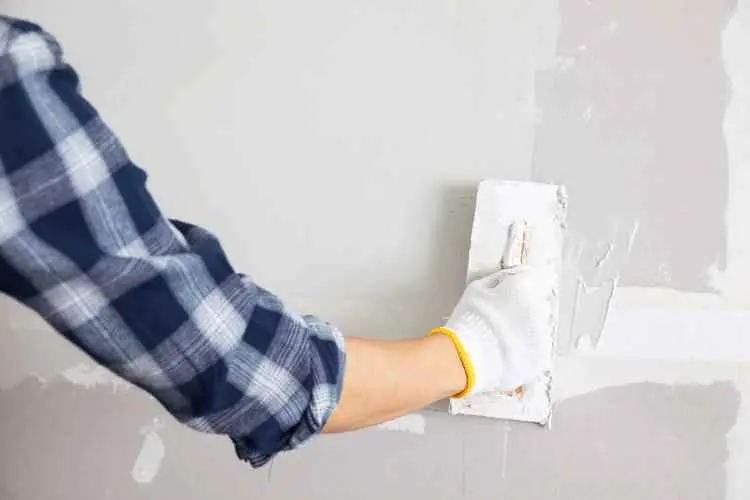 墙面刮腻子为什么起泡？墙面批刮腻子后起小泡？