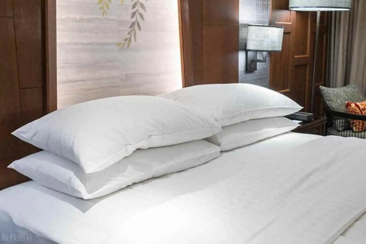 宾馆为什么很多枕头？为什么酒店的床上一般会放四个枕头？