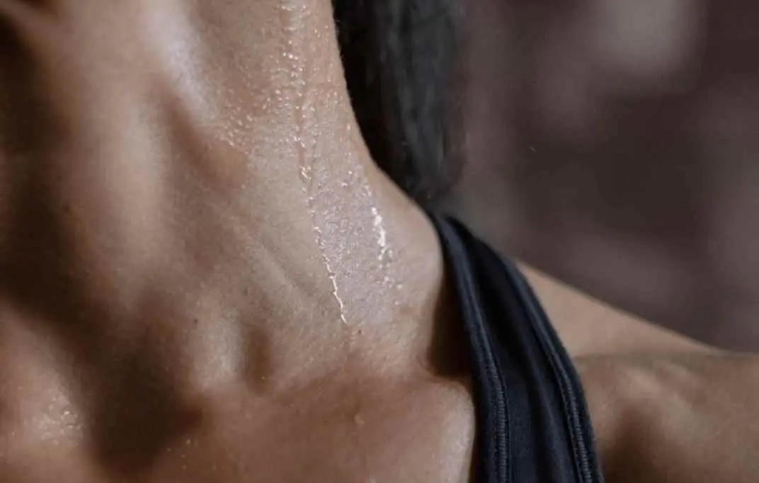 为什么头上冒水的原因？头上爱出汗，头发容易湿？