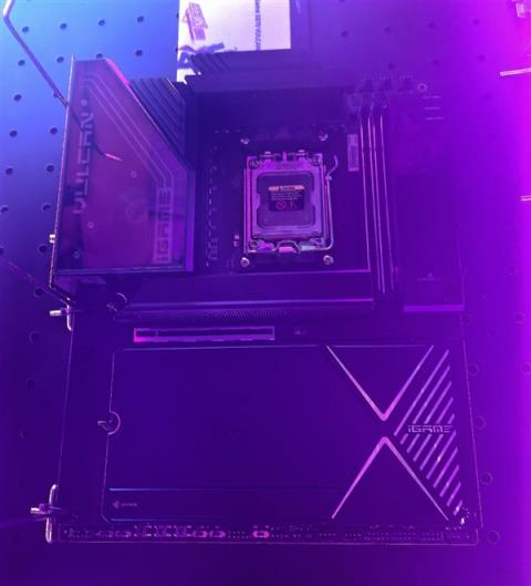 为AM5超频而生！七彩虹X870EiGameVulcan现身：2DIMM、5个M.2