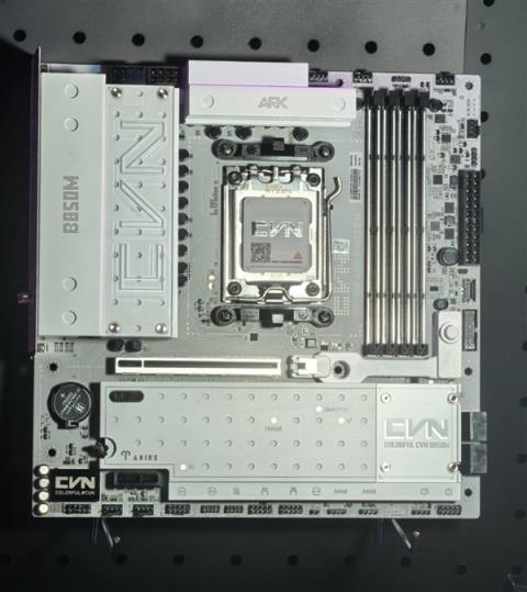 为AM5超频而生！七彩虹X870EiGameVulcan现身：2DIMM、5个M.2(图3)