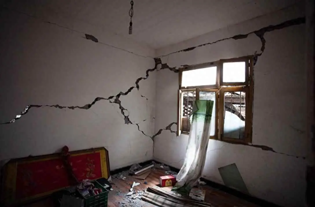 地基为什么出现裂缝？农村老房子出现裂缝咋回事？