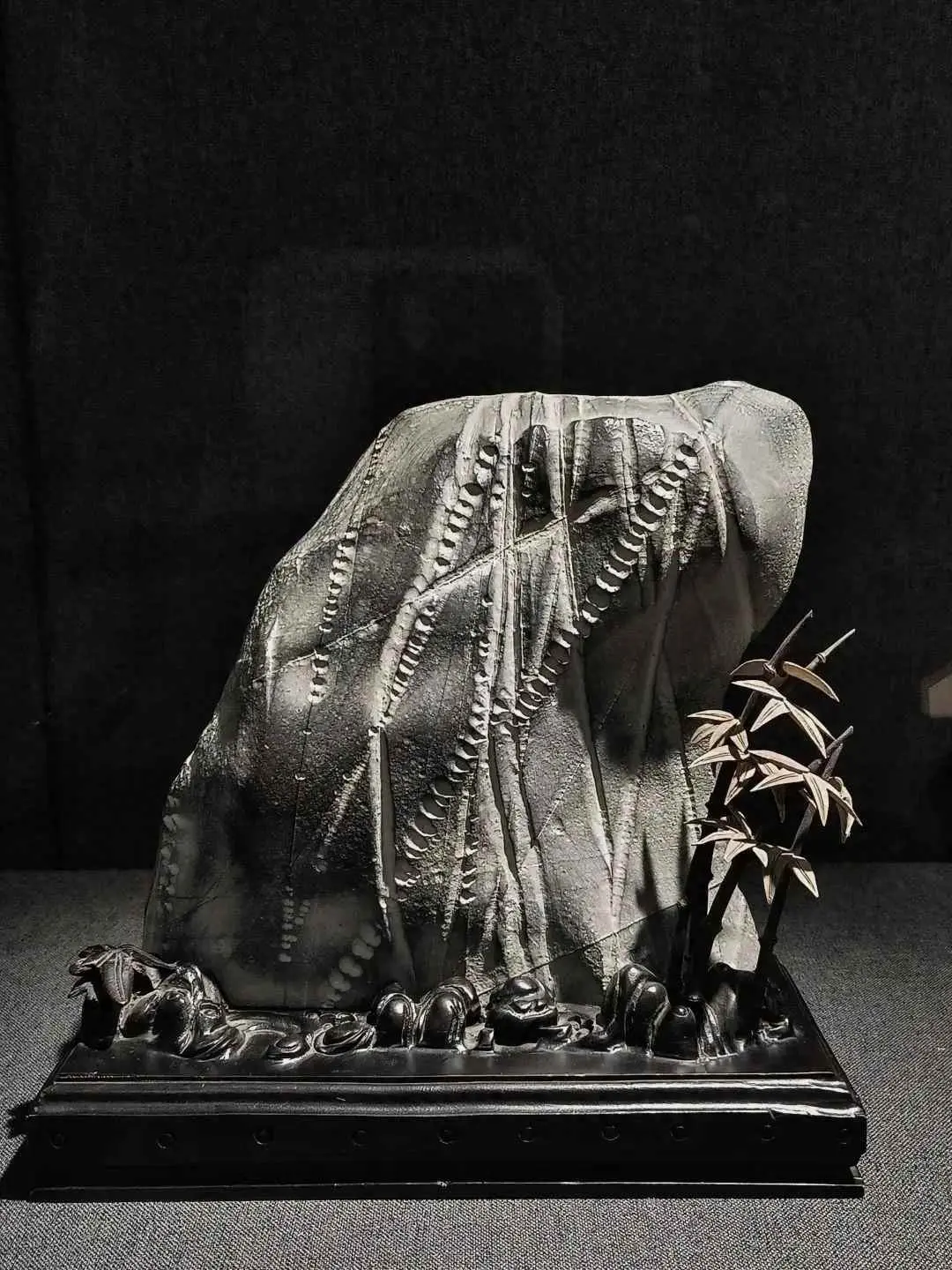 为什么屋顶放石头？家里为什么要摆石头？