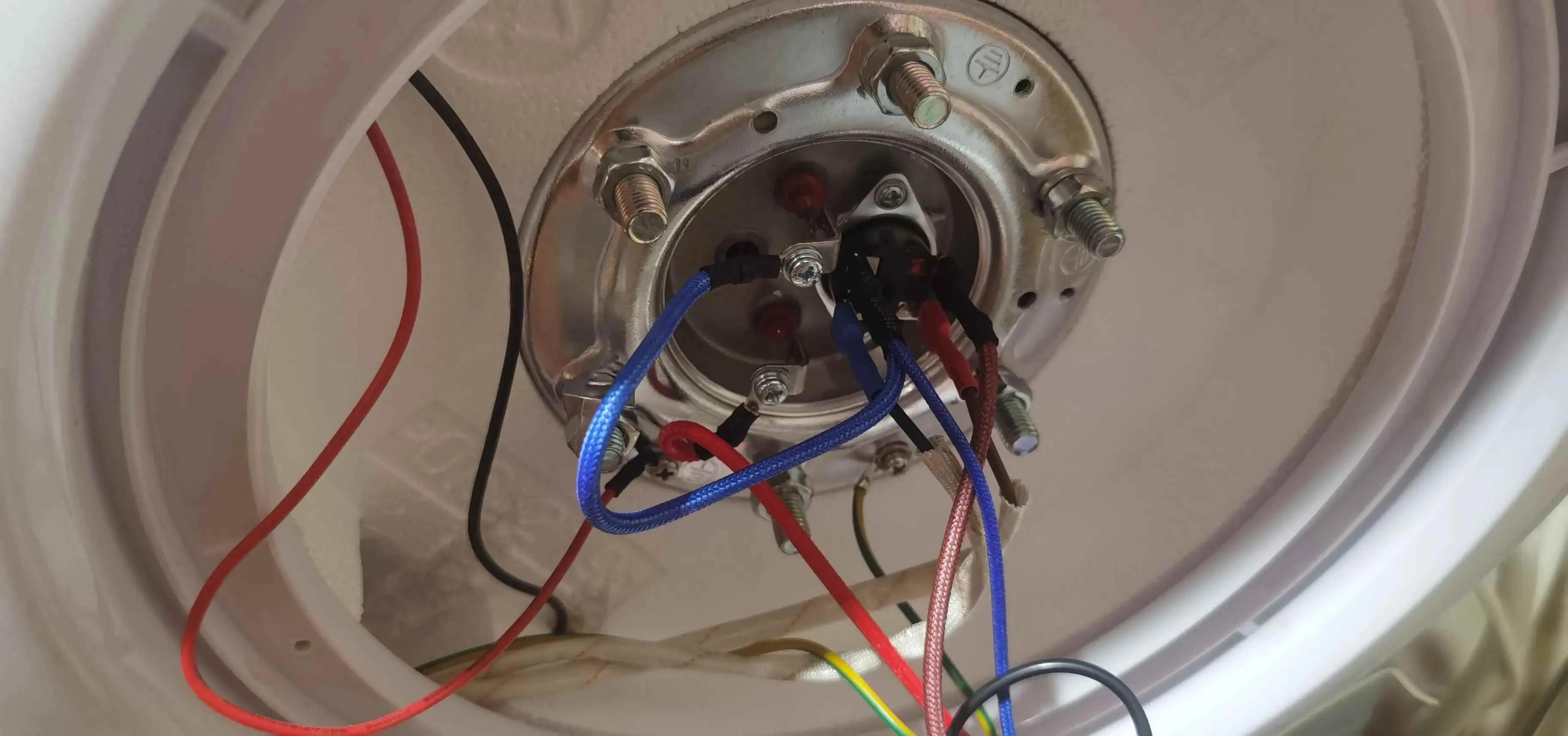 为什么电热水器老是跳闸？家用热水器频繁跳闸？