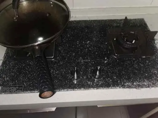 天然气灶为什么会炸玻璃还能用吗？家里燃气灶突然爆炸原因是什么？