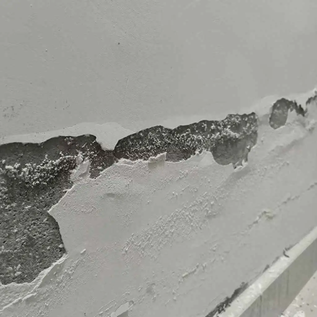 为什么墙皮会掉？墙面返碱脱落的原因及处理方法