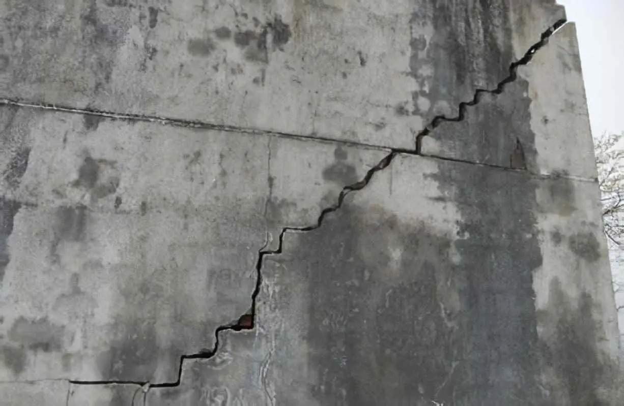 混凝土为什么裂缝？建筑工程施工中混凝土裂缝的成因与治理方法