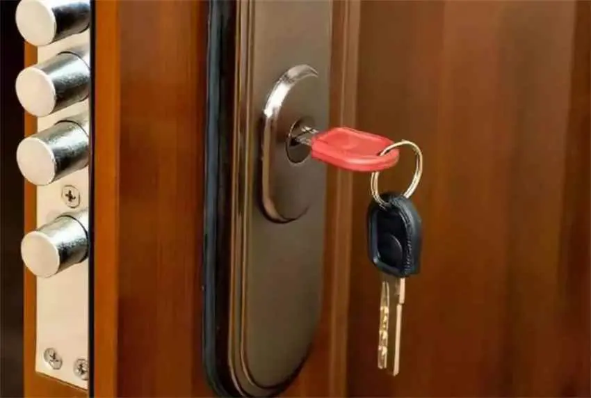 防盗门为什么要反锁？要在防盗门内竖插一把钥匙？