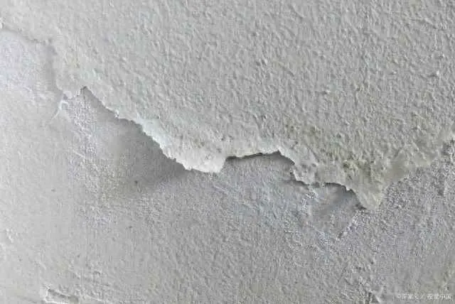 为什么墙面脱皮？墙面返碱掉皮怎么处理？