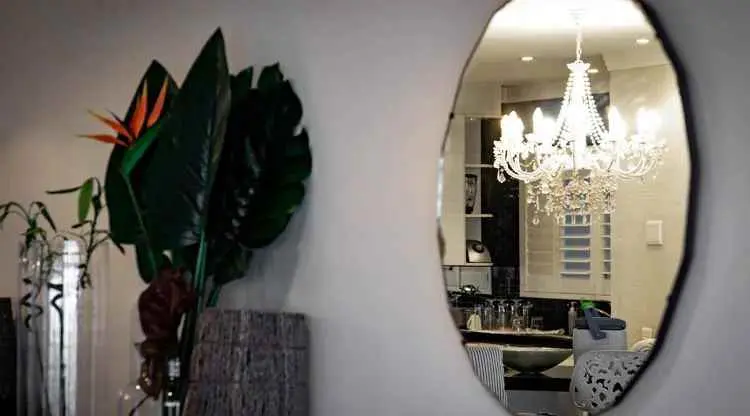 为什么屋里放镜子？家里镜子如何摆放？