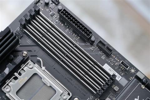 高性价比游戏利器！七彩虹战斧B850M超级黑刃主板图赏(图11)