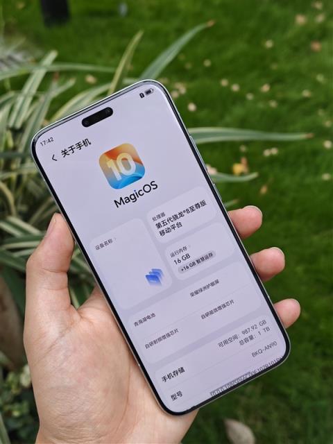 荣耀Magic8Pro真机出炉：同期唯一支持3D人脸识别的骁龙旗舰(图2)
