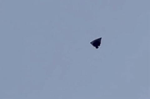 美国得州上空疑出现黑色UFO：边缘发光三角形 没任何声音(图2)
