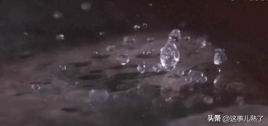 为什么在热锅里，水会形成水珠而不会被蒸发呢？