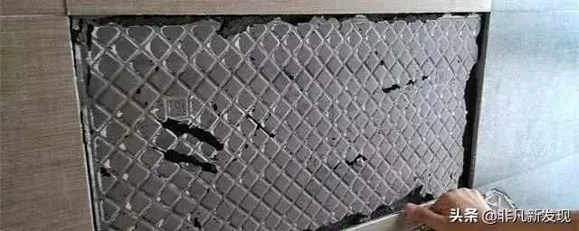 瓷砖脱落为什么？瓷砖脱落？最后跟拖地有关