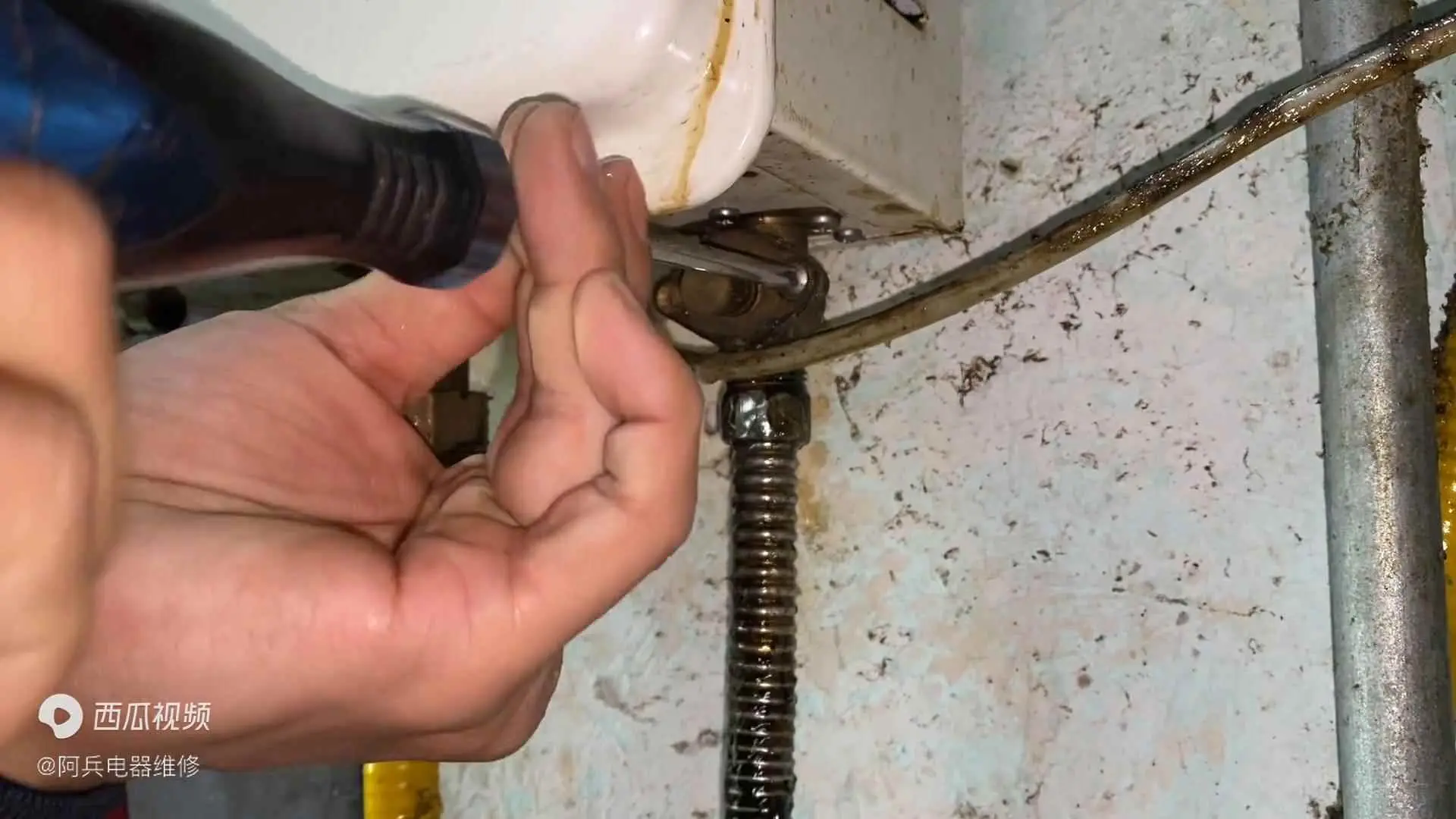 热水小为什么？燃气热水器放出来的很小？