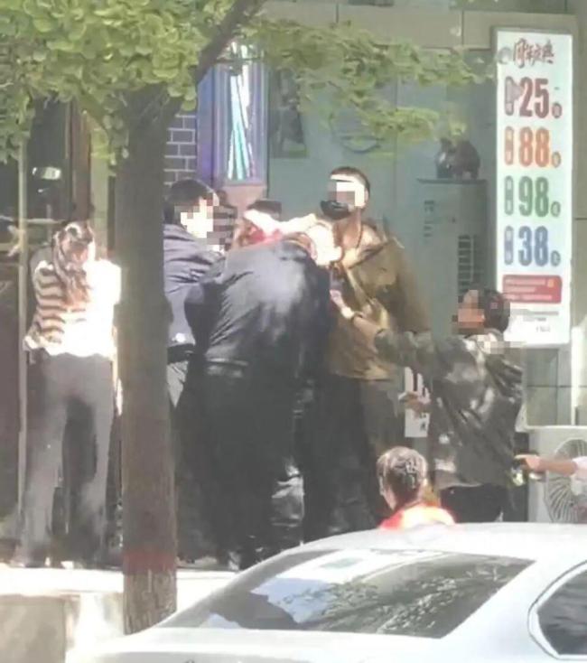 一理发店主与城管起冲突 咬手指事件引发争议