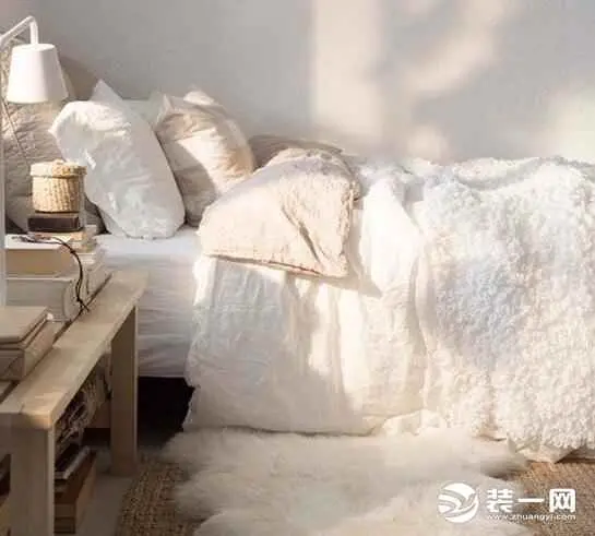 为什么床脚下铺地毯？你的床边有铺地毯吗？