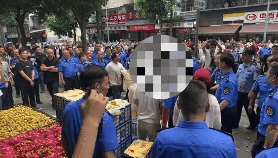 官方辟谣城管执法时掀水果摊打人 店主自行掀摊混淆视听