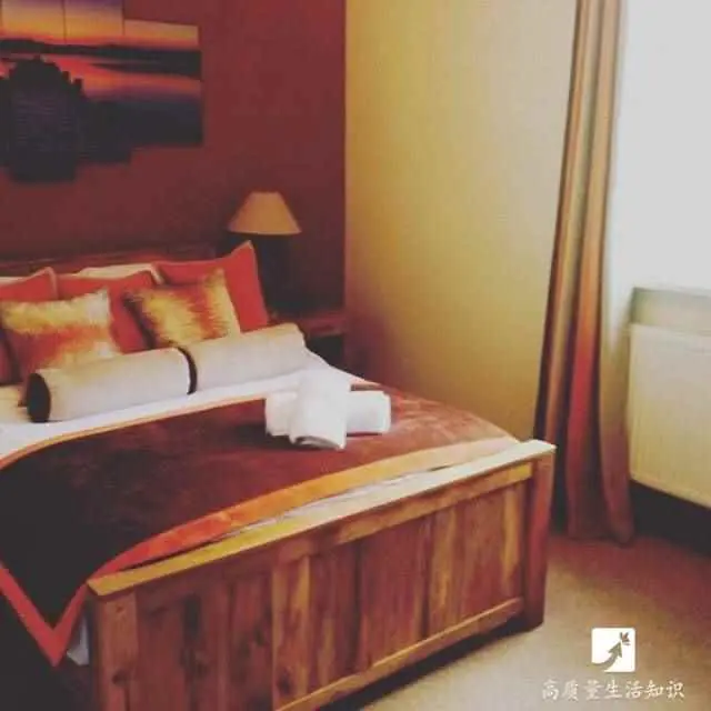 床旁边为什么要铺地毯？酒店的床尾为什么要放一块布？