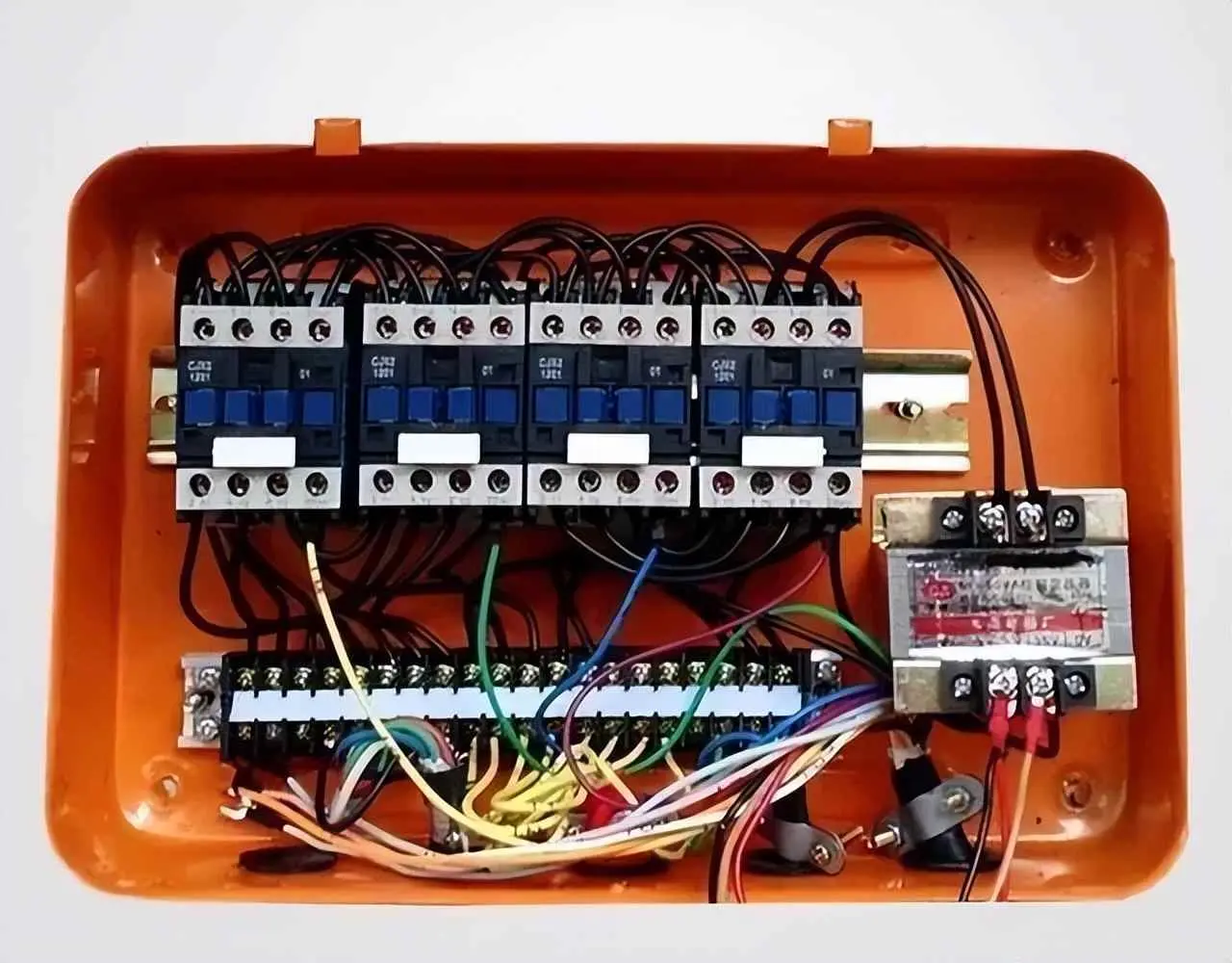 风扇电机为什么会反转？详解电动机正反转电路