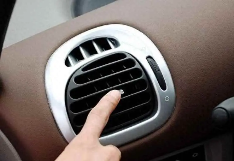 为什么车里空调有异味？汽车空调有异味怎么回事？