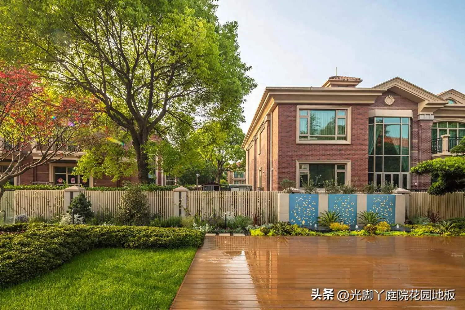 木材为什么刷漆？户外铺木塑地板，从此告别了刷漆维护