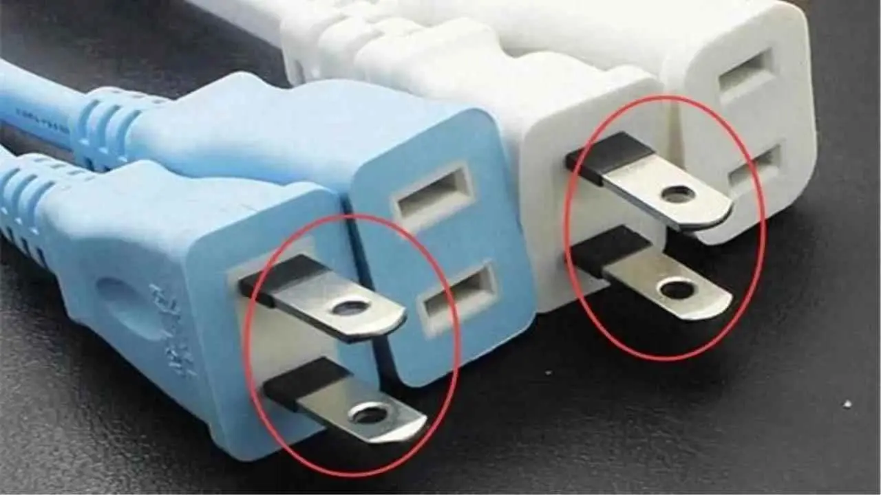 为什么插头上有两个孔？为什么插头上会有2个洞？