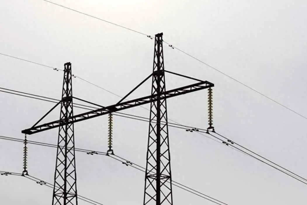 电线为什么有两根线？高压电线塔顶，为什么要有2根细电线？