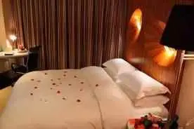 为什么床上要四个枕头？为什么酒店要放4个枕头？