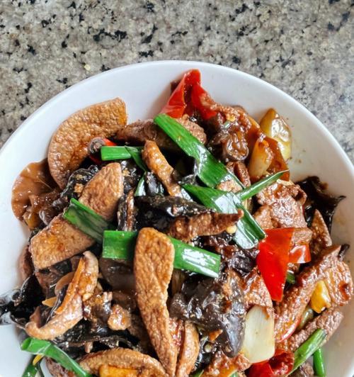 美味营养的洋葱炒猪肝（简单易学的做法让你轻松享受美味佳肴）