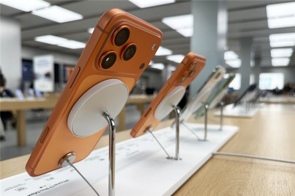 苹果解决iPhone 17 Pro展示机刮花问题:给MagSafe底座套个硅胶壳-图2 苹果解决iPhone 17 Pro展示机刮花问题:给MagSafe底座套个硅胶壳-图2