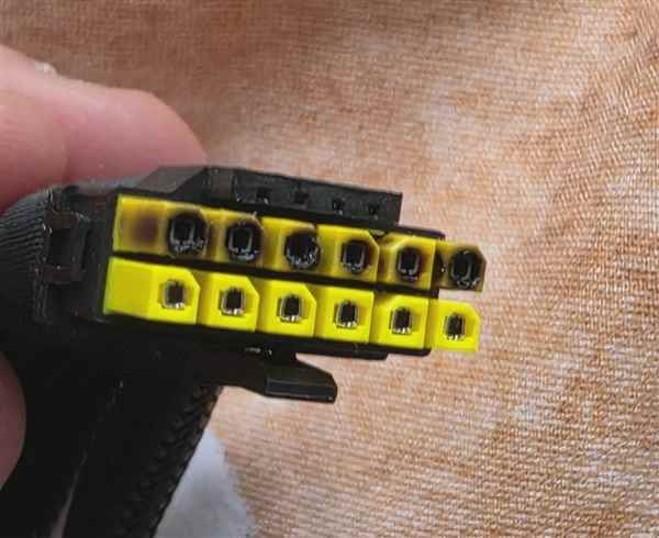 网友连续烧了两块RTX5090！都是12V-2x6供电接口惹的祸(图3)