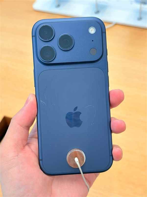 苹果解决iPhone17Pro展示机刮花问题：给MagSafe底座套个硅胶壳