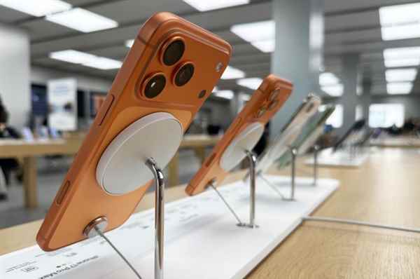 苹果解决iPhone17Pro展示机刮花问题：给MagSafe底座套个硅胶壳(图2)