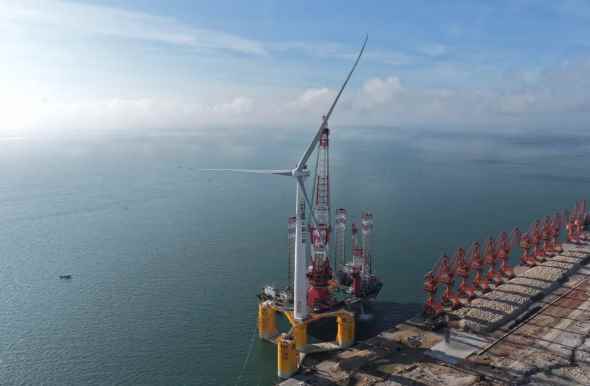 全球首台！16兆瓦漂浮式风电机组“三峡领航号”完成组装(图1)