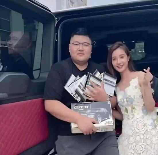 网红“猴哥说车”官宣离婚 曾被赞“网红神仙眷侣”(图1)